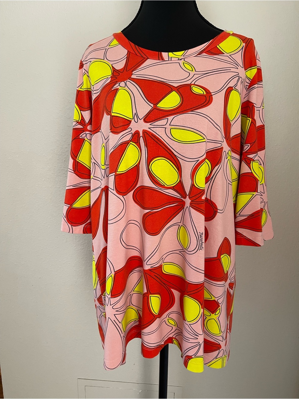 EUC Manuhealii Top Molly Pink/Red/Yellow Graphic with 3/4 Sleeves M